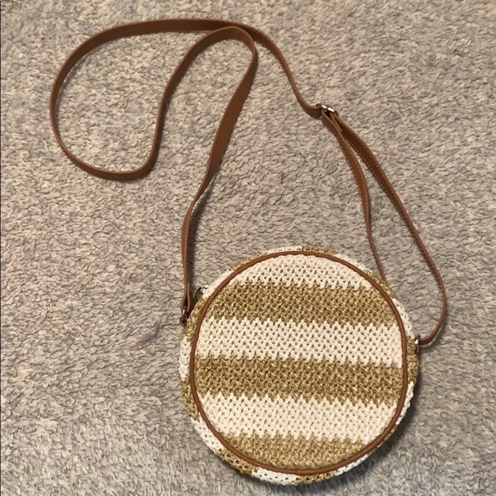 Round woven purse